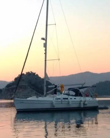 Bådhotel Sailing Yacht Avara *